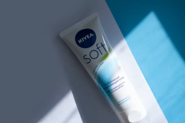 11 Ekim 2022 Ukrayna şehri renkli arka planda Kyiv Nivea kozmetik kremi