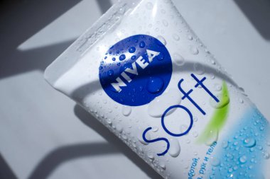 11 Ekim 2022 Ukrayna şehri renkli arka planda Kyiv Nivea kozmetik kremi