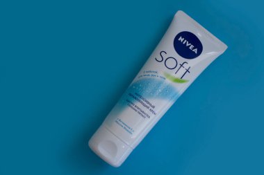 11 Ekim 2022 Ukrayna şehri renkli arka planda Kyiv Nivea kozmetik kremi
