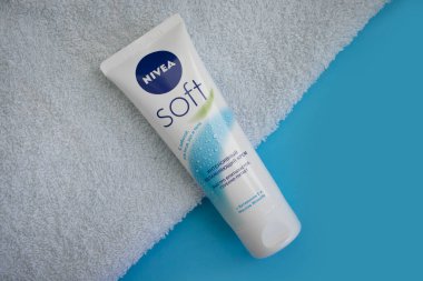 11 Ekim 2022 Ukrayna şehri renkli arka planda Kyiv Nivea kozmetik kremi