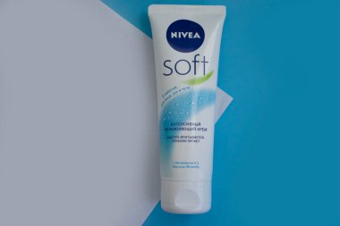 11 Ekim 2022 Ukrayna şehri renkli arka planda Kyiv Nivea kozmetik kremi