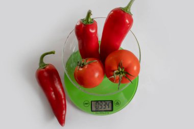 Mutfak pulları domates, arka planda biber.