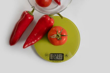 Mutfak pulları domates, arka planda biber.