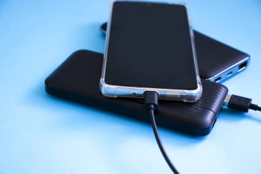 Renk arkaplan üzerinde akıllı telefon ve güç bankası