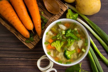 Arka planda brokoli olan sebze çorbası.