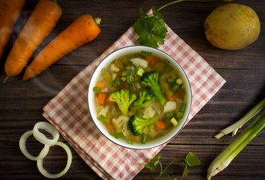 Arka planda brokoli olan sebze çorbası.