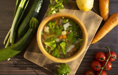 Brokolili sebze çorbası, eski arkaplanda domates