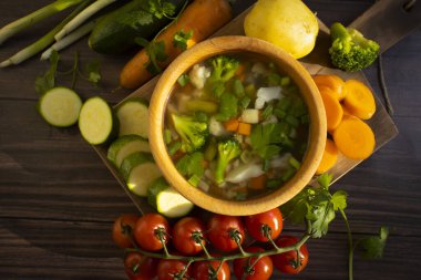 Brokolili sebze çorbası, eski arkaplanda domates