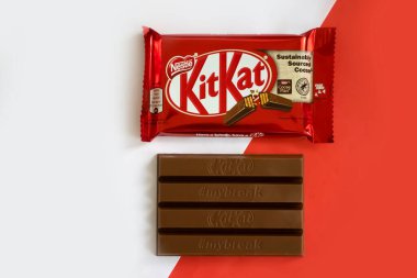 3 Mayıs 2022 Ukrayna şehri renkli arka planda Kyiv çikolata Kit Kat