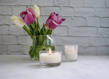 Lale çiçeği, eski arkaplanda mum