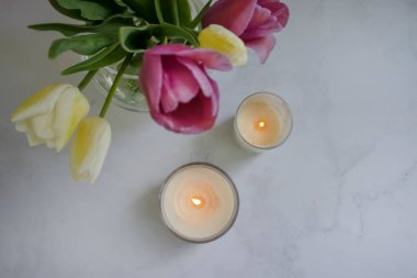 Lale çiçeği, eski arkaplanda mum