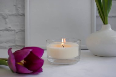 Lale çiçeği, eski arkaplanda mum