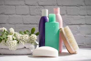 Şampuan şişesi, sabun, çiçek...