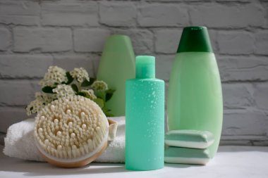 Şampuan şişesi, sabun, çiçek...