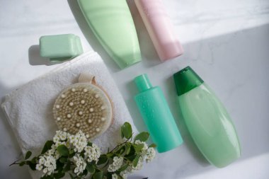 Şampuan şişesi, sabun, çiçek...