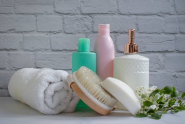 Şampuan şişesi, sabun, çiçek...