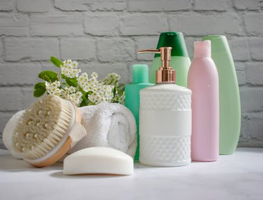 Şampuan şişesi, sabun, çiçek...