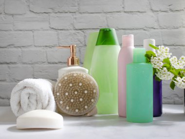 Şampuan şişesi, sabun, çiçek...