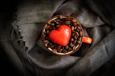Kahve çekirdekleri, kahve fincanları, kalp eski arkaplanda