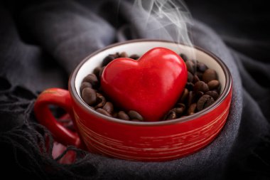 Kahve çekirdekleri, kahve fincanları, kalp eski arkaplanda