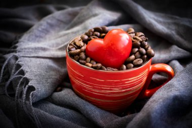 Kahve çekirdekleri, kahve fincanları, kalp eski arkaplanda