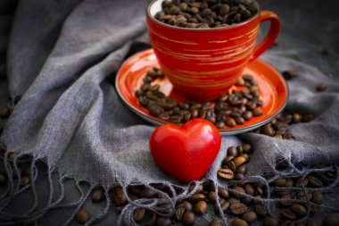 Kahve çekirdekleri, kahve fincanları, kalp eski arkaplanda
