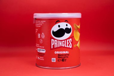 14 Nisan 2022 Ukrayna şehri Kyiv Pringles renkli arka planda çipler