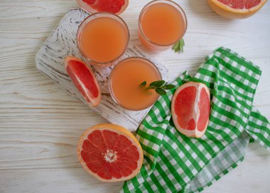 Eski arkaplanda taze greyfurt suyu