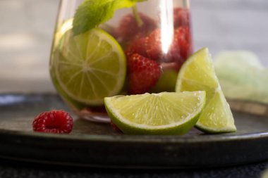 Nane aromalı soğuk su, ahududu, eski arkaplanda limon.