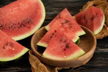 Olgun karpuz parçaları eski arka planda