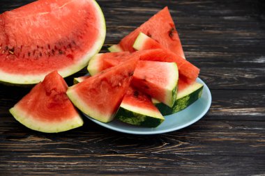 Olgun karpuz parçaları eski arka planda