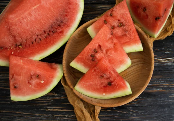 Olgun karpuz parçaları eski arka planda