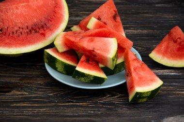 Olgun karpuz parçaları eski arka planda
