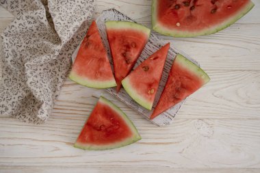 Olgun karpuz parçaları eski arka planda