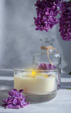 Ev için parfüm, leylak çiçeği, arka planda mum.