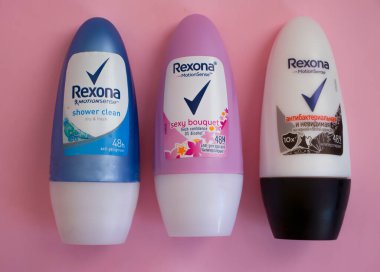 11 Ekim 2022 Ukrayna şehri renkli arka planda Kyiv Rexona deodorantı