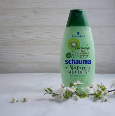 16 Nisan 2022 Ukrayna şehri Kyiv Shauma. Schwarzkopf şirketinden saç şampuanı, açık arkaplan çiçekleri.