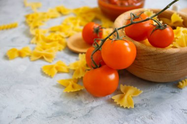 Kuru makarna, domates.