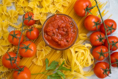 Kuru makarna, domates.