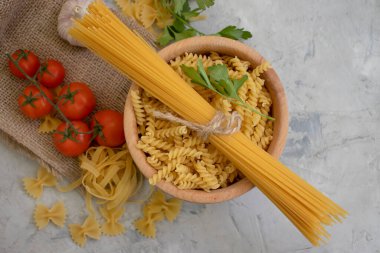 Kuru makarna, domates.