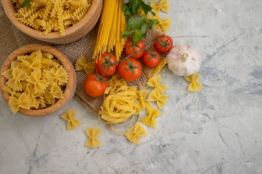 Kuru makarna, domates.