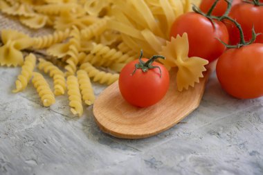 Kuru makarna, domates.