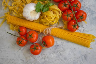 Kuru makarna, domates.