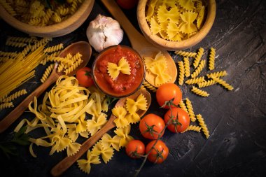 Kuru makarna, domates.