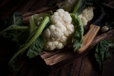 Eski arkaplanda taze karnabahar