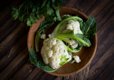 Eski arkaplanda taze karnabahar