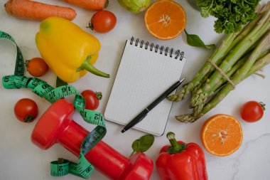 Not defteri, dambıl, sebze ve meyveler hafif arka planda