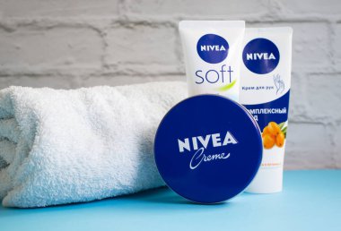 22 Ekim 2022 Ukrayna şehri renkli arka planda Kyiv Nivea kozmetik kremi