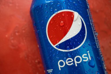 21 Ekim 2022 Ukrayna şehri Kyiv renkli bir arka planda Pepsi Cola içti