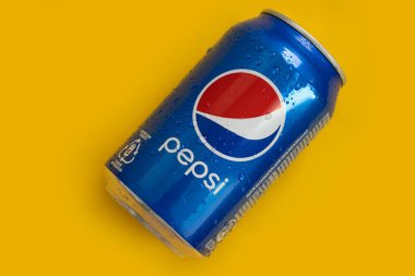 21 Ekim 2022 Ukrayna şehri Kyiv renkli bir arka planda Pepsi Cola içti 